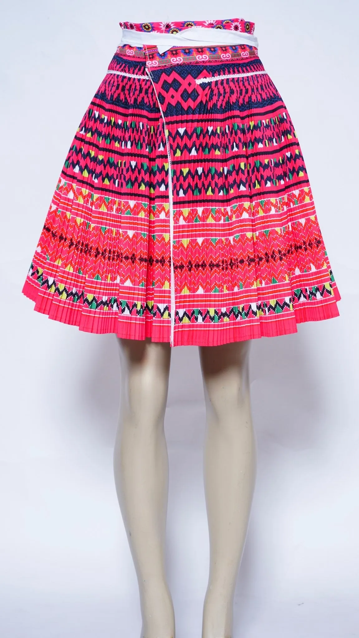 Vibrant Hmong Leeg Skirt - Exquisite Handmade Design (40x20)