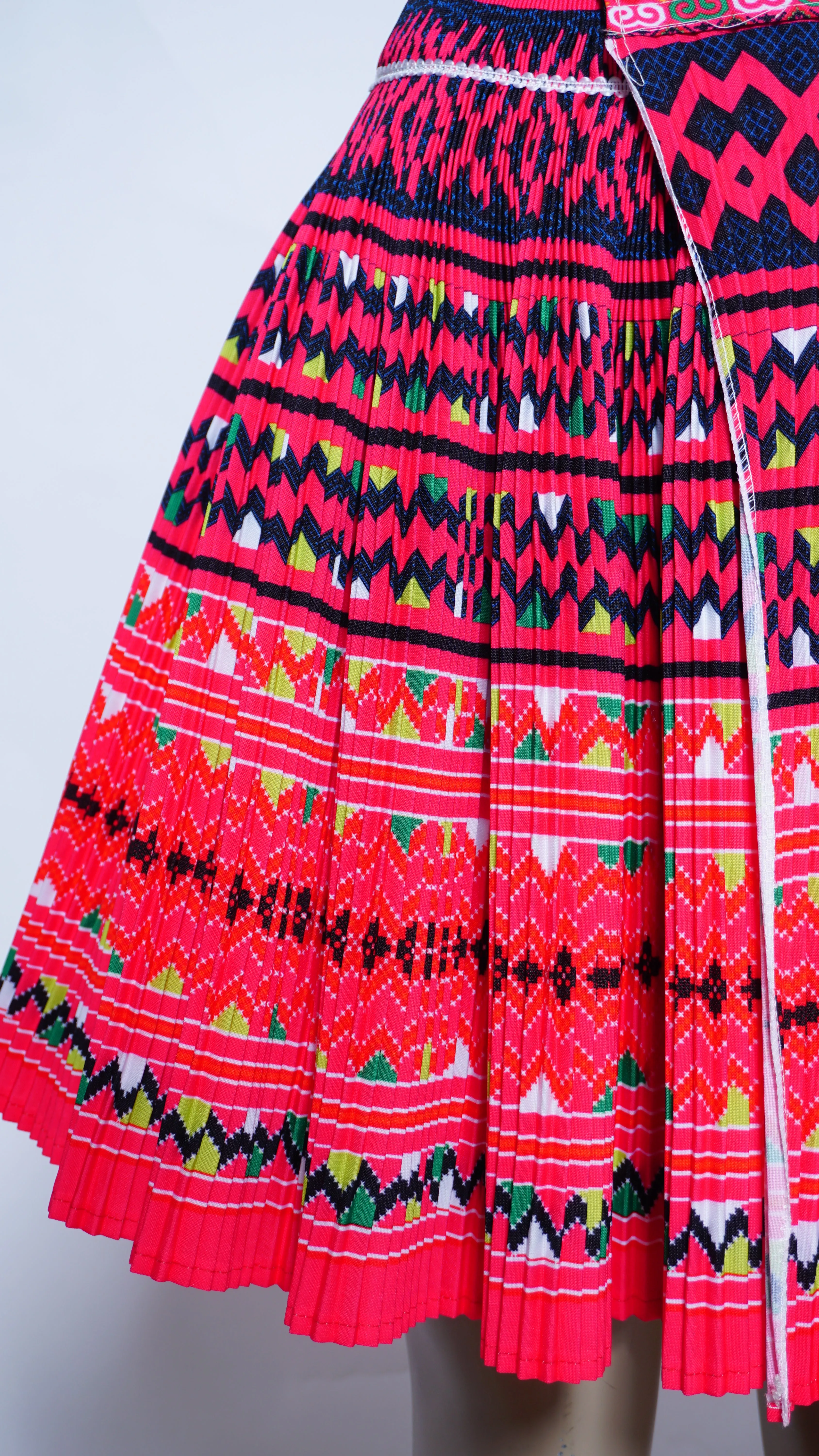 Vibrant Hmong Leeg Skirt - Exquisite Handmade Design (40x20)