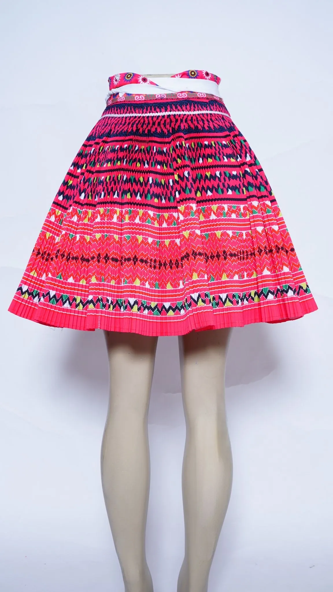 Vibrant Hmong Leeg Skirt - Exquisite Handmade Design (40x20)